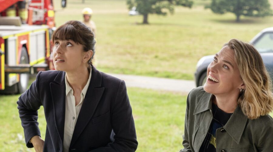 Da sinistra: Zahra Ahmadi (sergente detective Esther Williams) e Sally Bretton (Martha Lloyd) in una scena di “Beyond Paradise”. Credits: Bbc/Rti Mediaset.