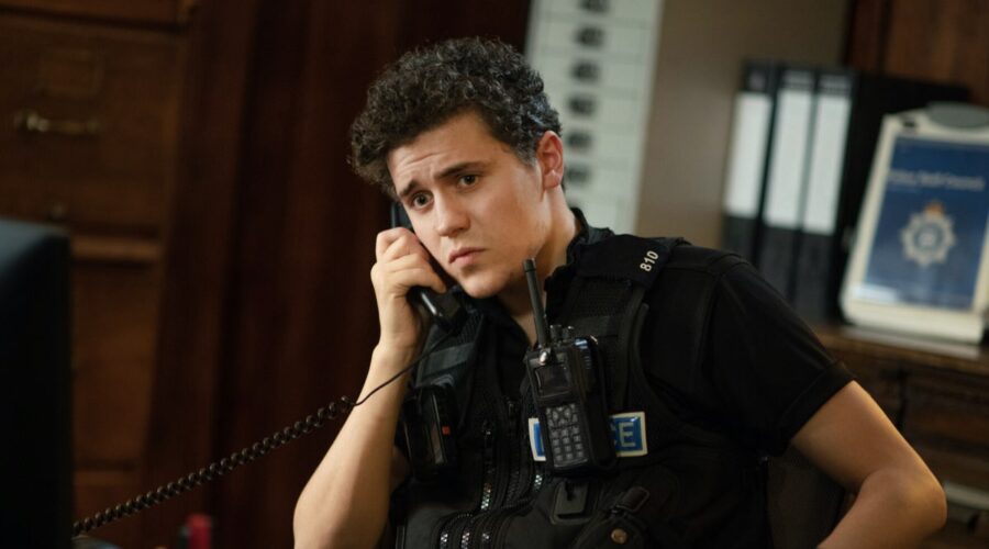 Dylan Llewellyn (agente di polizia Kelby Hartford) in una scena di “Beyond Paradise”. Credits: Bbc/Rti Mediaset.