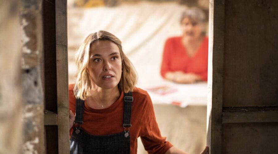Sally Bretton (Martha Lloyd) in una scena di “Beyond Paradise”. Credits: Bbc/Rti Mediaset.