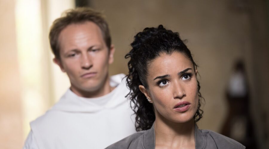 Da sinistra: Mathieu Spinosi (Clément) e Sabrina Ouazani (Elli) in una scena dell'episodio 5 di “Con l'aiuto del cielo”. Credits: RTI Mediaset.