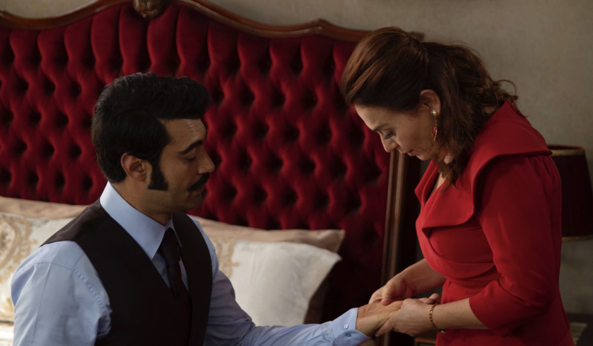 Da sinistra: Murat Ünalmis (Demir) e Nazal Kesal (Sevda Çaglayan) in una scena di 