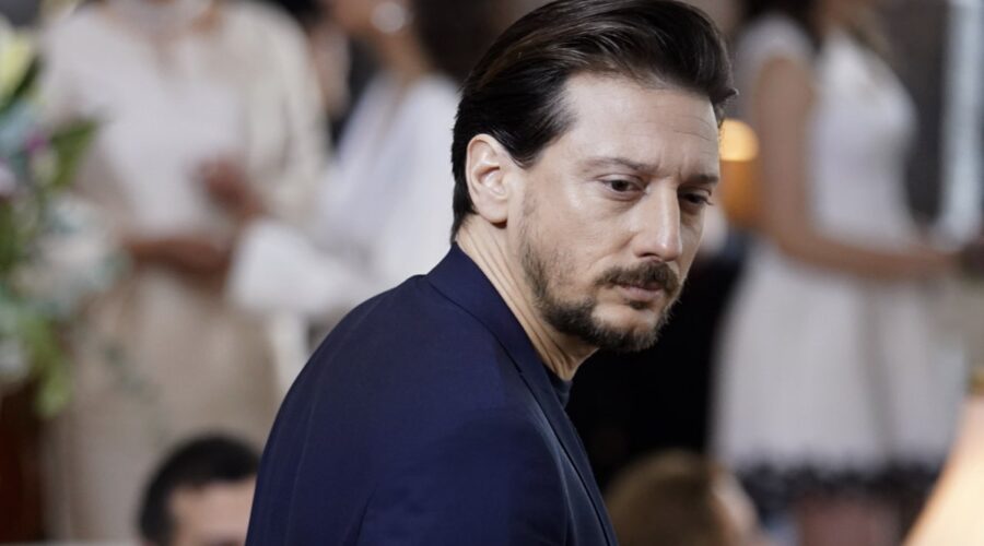 Engin Hepileri (Faruk) in una scena di 