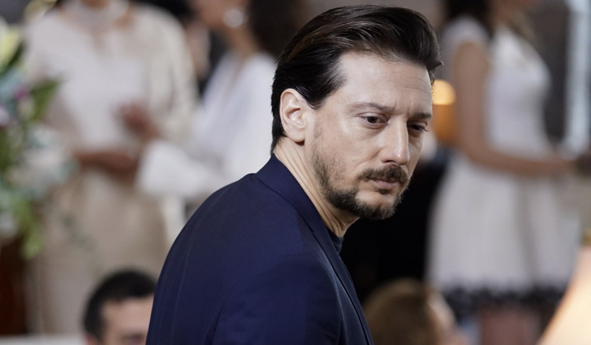 Engin Hepileri (Faruk) in una scena di 