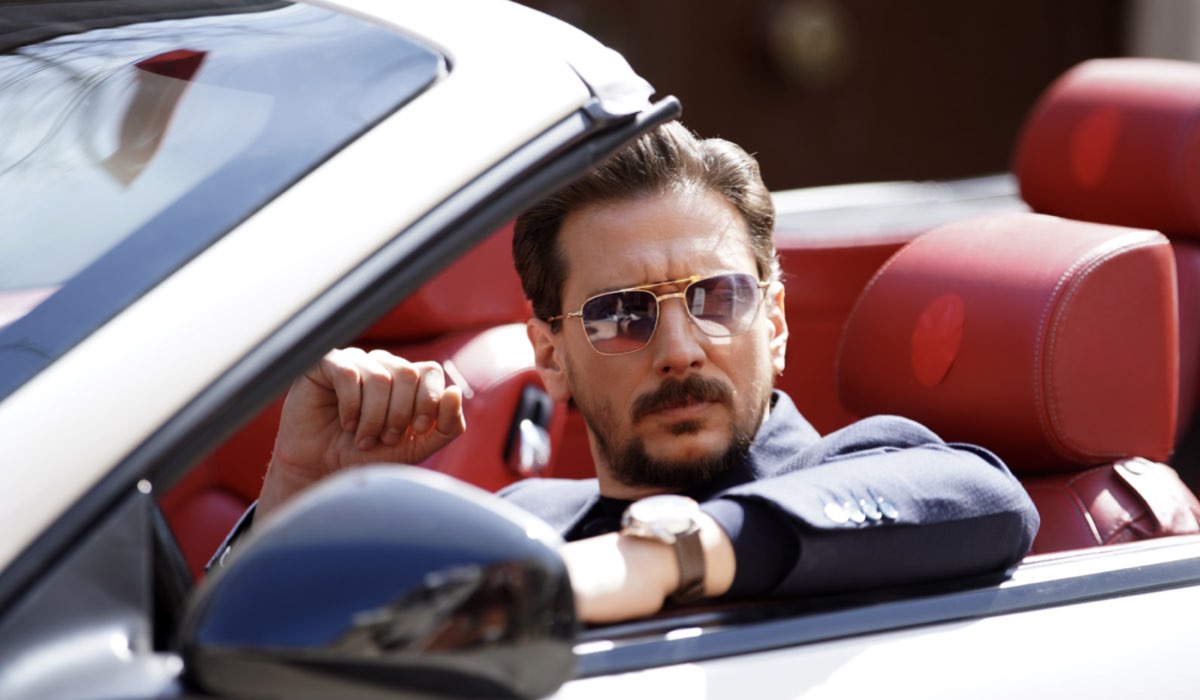 Engin Hepileri (Faruk) in una scena di 