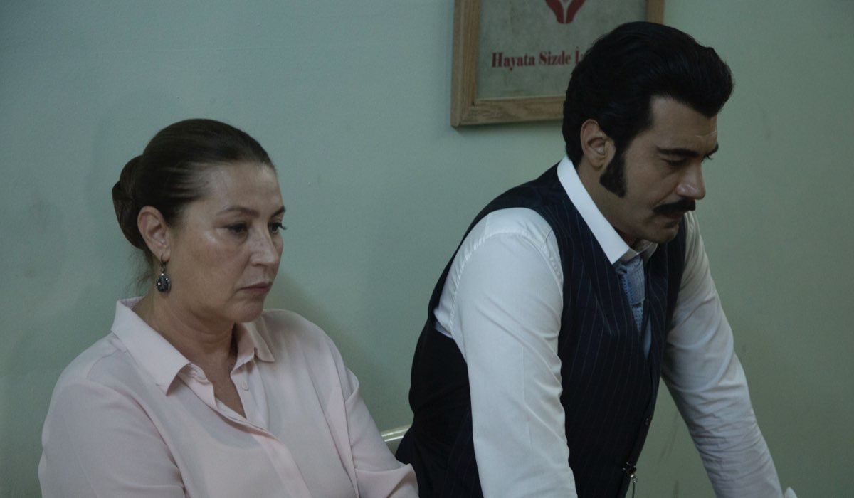 Da sinistra: Vahide Perçin (Hünkar) e Murat Ünalmis (Demir) in una scena di 