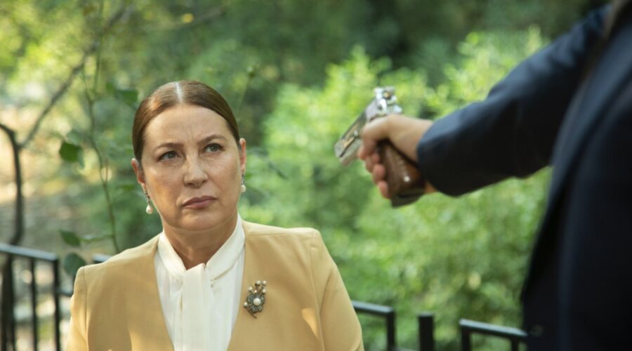 Vahide Perçin (Hünkar) in una scena di 