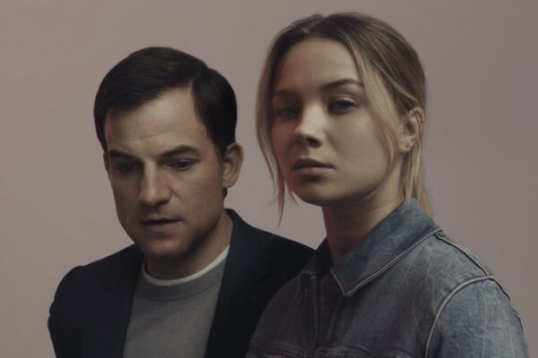 Da sinistra: Julia Beautx e Damian Hardung nel poster de “Il lato oscuro della mia famiglia”. Credits: Zdf Studios.