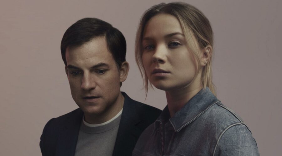 Da sinistra: Julia Beautx e Damian Hardung nel poster de “Il lato oscuro della mia famiglia”. Credits: Zdf Studios.