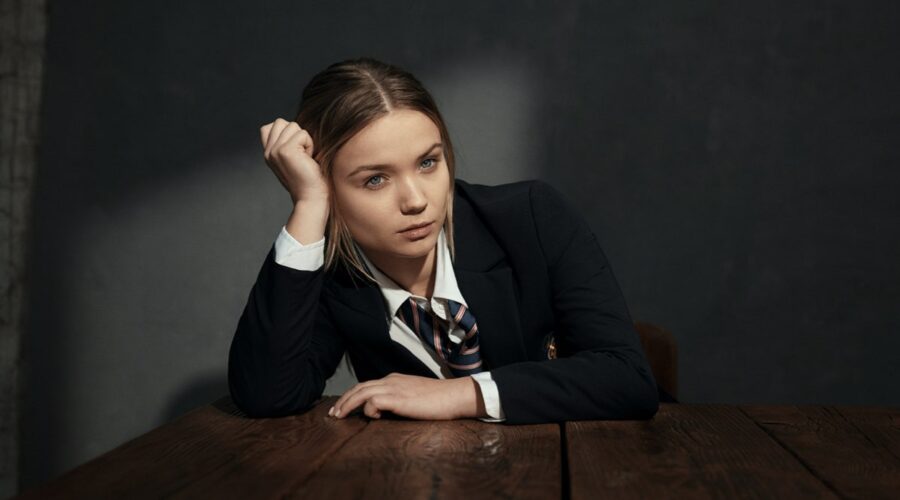 Da sinistra: Julia Beautx in un'immagine ufficiale de “Il lato oscuro della mia famiglia”. Credits: Zdf Studios.