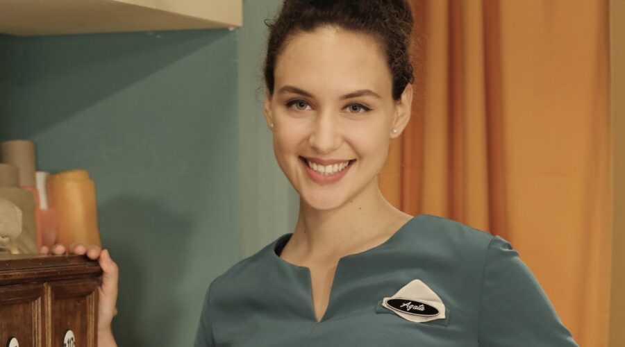 Silvia Bruno (Agata Puglisi) in un posato per 