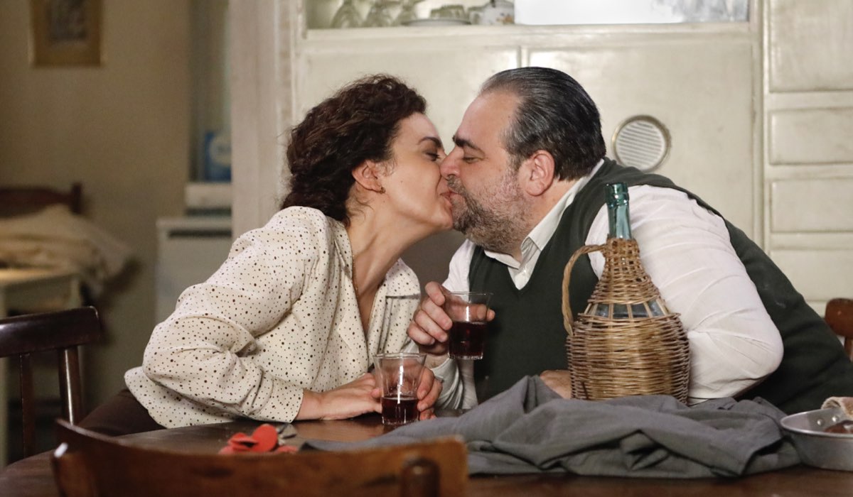 Da sinistra: Gioia Spaziani (Concetta Puglisi) e Massimo Cagnina (Ciro Puglisi) in un posato per 