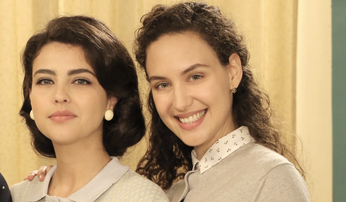 Da sinistra: Chiara Russo (Maria Puglisi) e Silvia Bruno (Agata Puglisi) in un posato per 