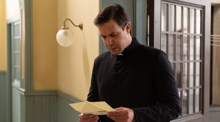 Chico García (Padre Camilo) in una scena de 