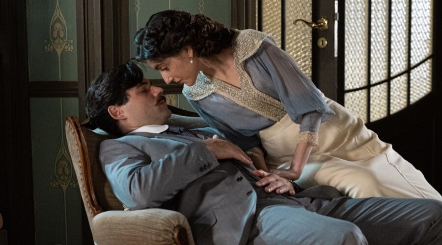 Da sinistra: Arturo Sancho (Manuel Luján) e Paula Losada (Jimena De Los Infantes) in una scena de “La Promessa”. Credits: RTI Mediaset.