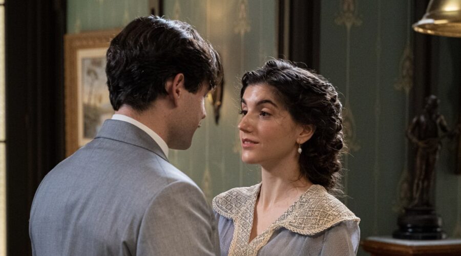 Da sinistra: Arturo Sancho (Manuel Luján) e Paula Losada (Jimena De Los Infantes) in una scena de “La Promessa”. Credits: RTI Mediaset.