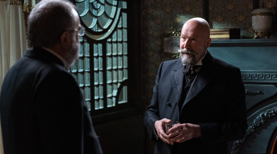 Da sinistra: Joaquin Climent (Romulo Baeza) e Alberto Gonzalez (Juan Ezquerdo) in una scena de “La Promessa”. Credits: RTI Mediaset.