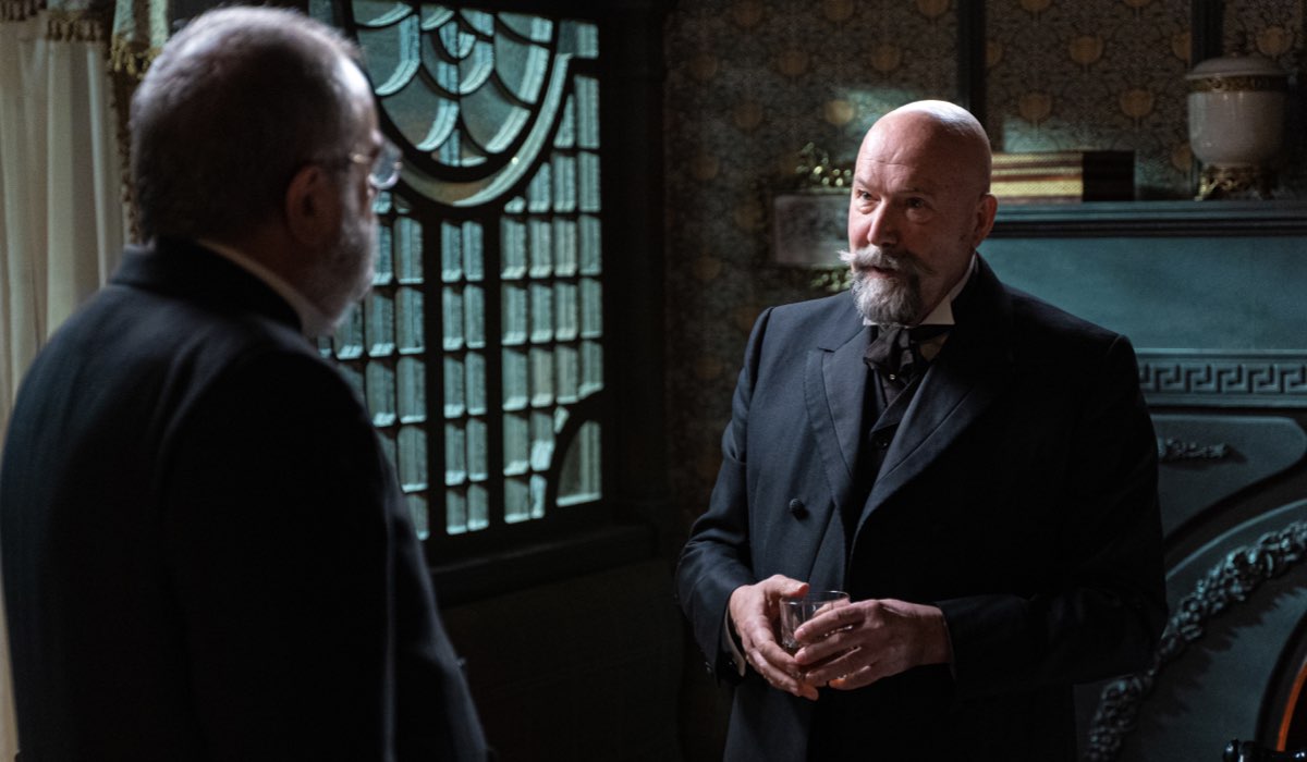 Da sinistra: Joaquin Climent (Romulo Baeza) e Alberto Gonzalez (Juan Ezquerdo) in una scena de “La Promessa”. Credits: RTI Mediaset.