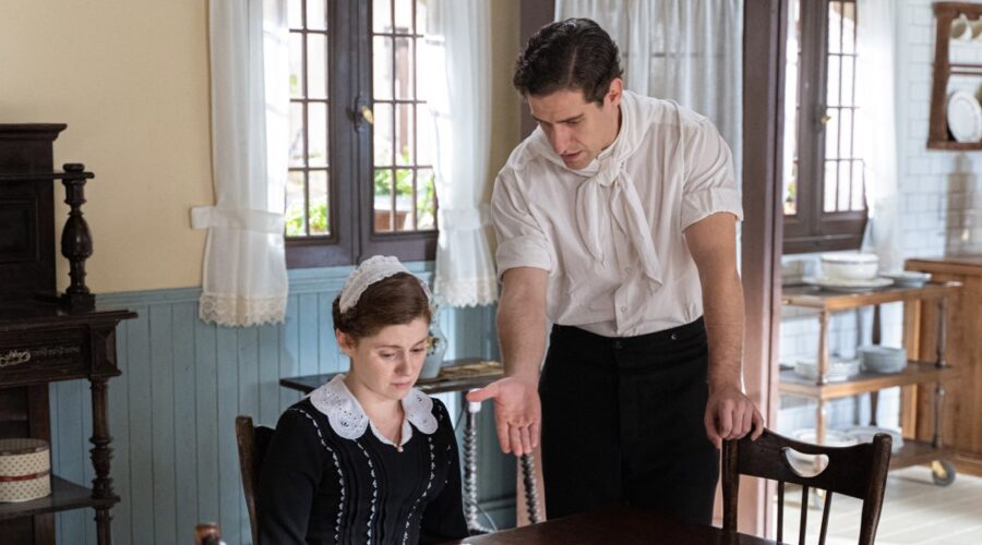 Da sinistra: Sara Molina (Maria Fernandez) e Enrique Fortún (Lope Ruiz) in una scena de 