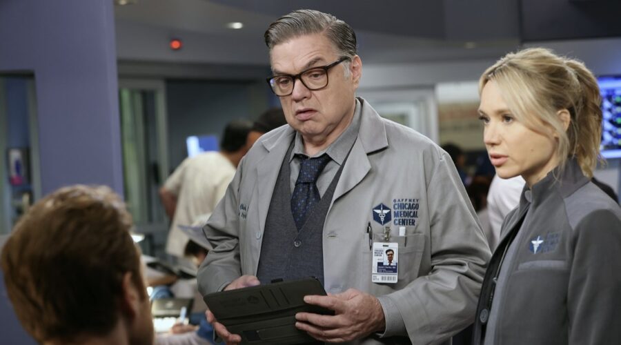 Al centro: Oliver Platt interpreta il dottor Daniel Charles in una scena di “Chicago Med”. Credits: Sky Italia.