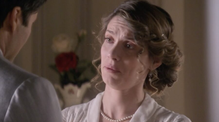 Mariona Tena (Blanca Silva Torrealba) in una scena della puntata 100 di “Sei Sorelle”. Credits: Rai.