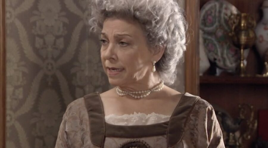 Kiti Mánver (Dolores del Amo) in una scena della puntata 100 di 