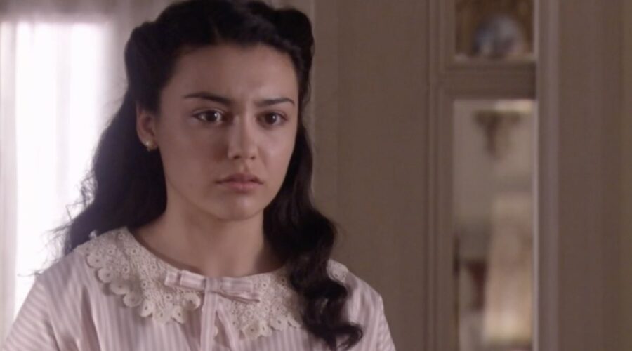 Carla Díaz (Elisa Silva Torrealba) in una scena della puntata 100 di “Sei Sorelle”. Credits: Rai.