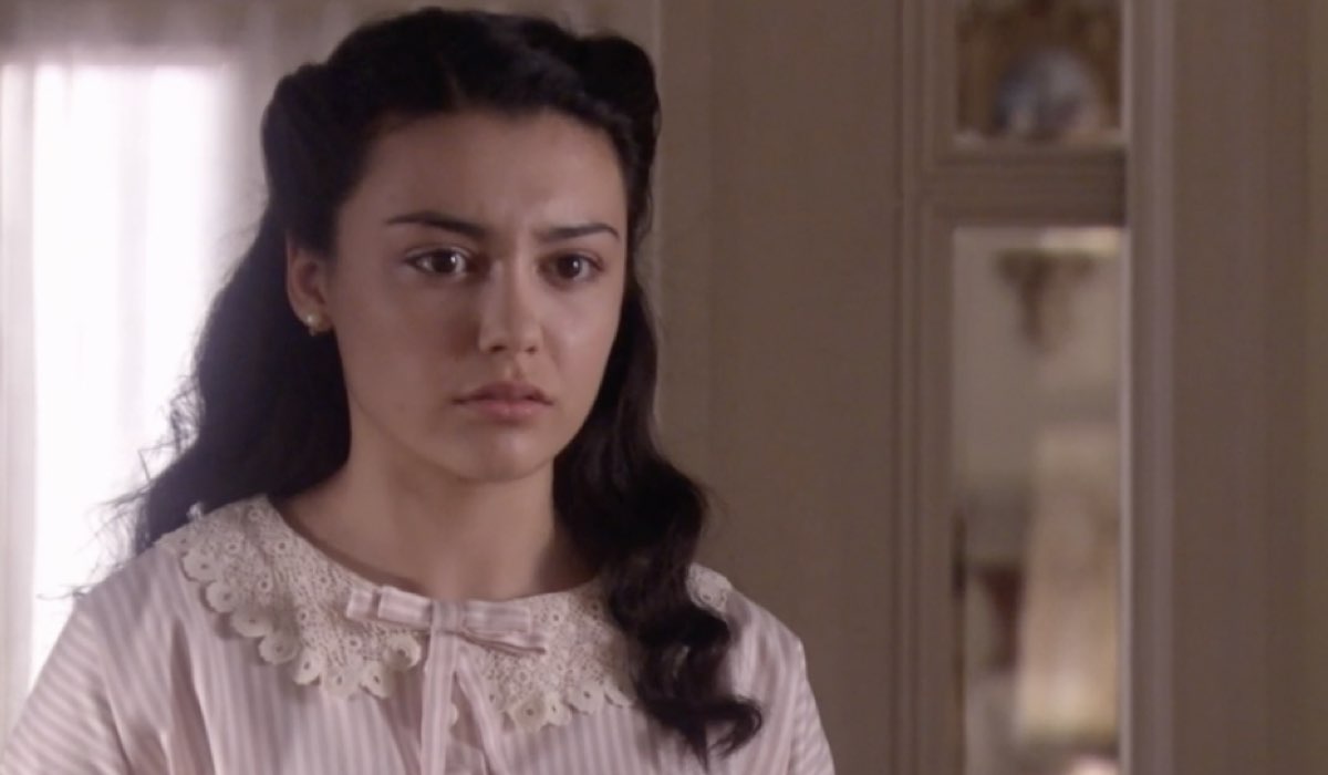 Carla Díaz (Elisa Silva Torrealba) in una scena della puntata 100 di “Sei Sorelle”. Credits: Rai.