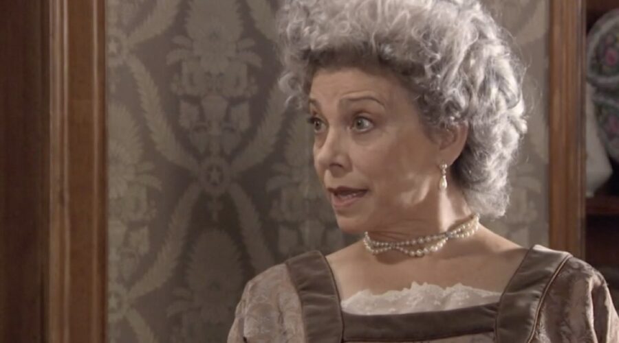 Kiti Mánver (Dolores del Amo) in una scena della puntata 100 di “Sei Sorelle”. Credits: Rai.