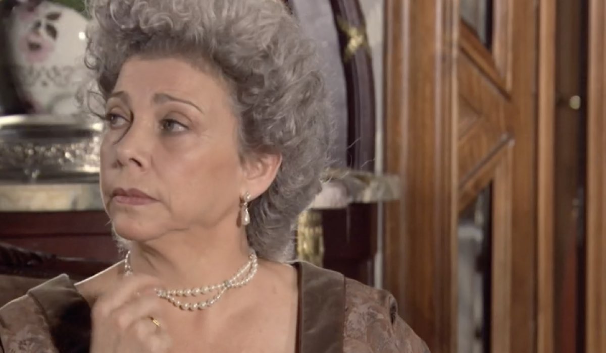 Kiti Mánver (Dolores del Amo) in una scena della puntata 100 di 