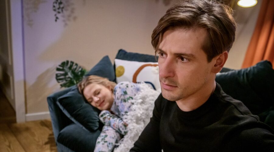 Da sinistra: Lena Conzendorf nei panni di Josephine Klee e Sandro Kirtzel che interpreta Paul Lindbergh in “Tempesta D'Amore”. Credits: Das Erste/RTI Mediaset.