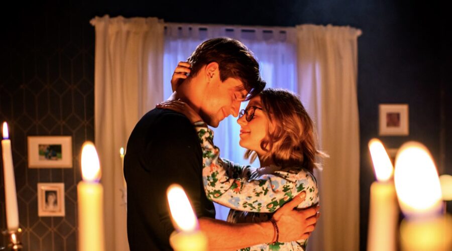 Da sinistra: Lena Conzendorf (Josephine Klee) e Sandro Kirtzel (Paul Lindbergh) in “Tempesta D'Amore”. Credits: Das Erste/RTI Mediaset.
