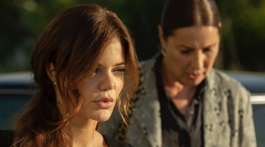 Da sinistra: Hilal Altinbilek (Züleyha) e Vahide Perçin (Hünkar) in una scena di 