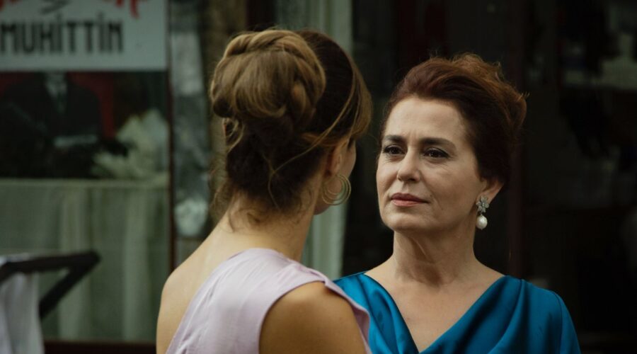 Da sinistra: Hilal Altınbilek (Züleyha) e Nazal Kesal (Sevda Çaglayan) in una scena di 