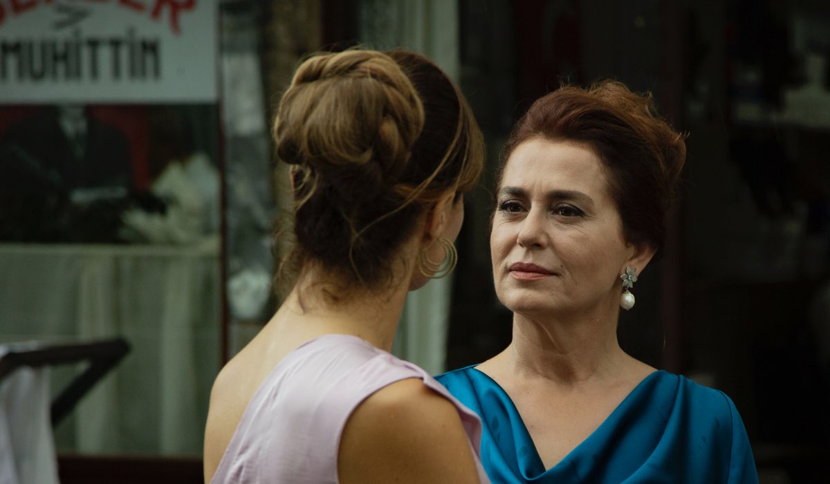 Da sinistra: Hilal Altınbilek (Züleyha) e Nazal Kesal (Sevda Çaglayan) in una scena di 