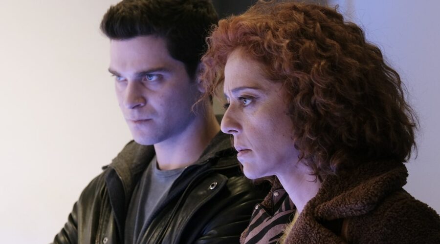 Da sinistra: Alessio Lapice (Ippazio Calogiuri) e Vanessa Scalera (Imma Tataranni) in una scena della terza puntata di 