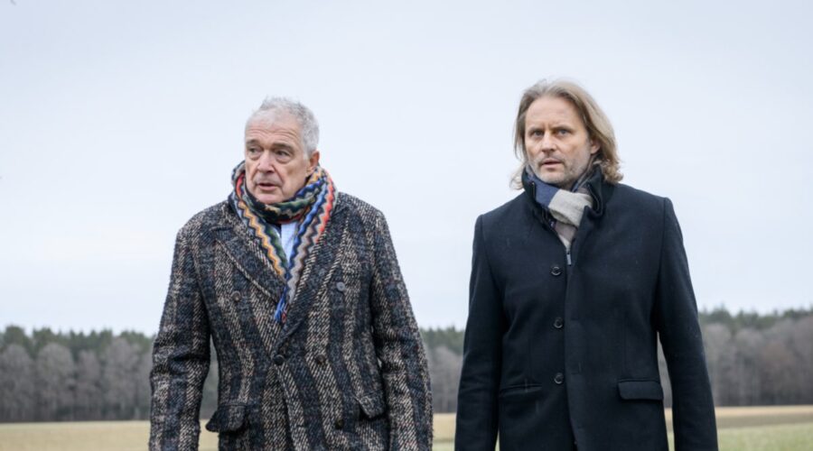 Da sinistra: Joachim Lätsch (André Konopka) e Erich Altenkopf (Michael Niederbühl) in una scena di “Tempesta D'Amore”. Credits: Das Erste/Rti Mediaset.