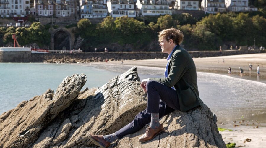 Kris Marshall (ispettore di polizia Humphrey Goodman) in una scena di “Beyond Paradise”. Credits: Bbc/Rti Mediaset.