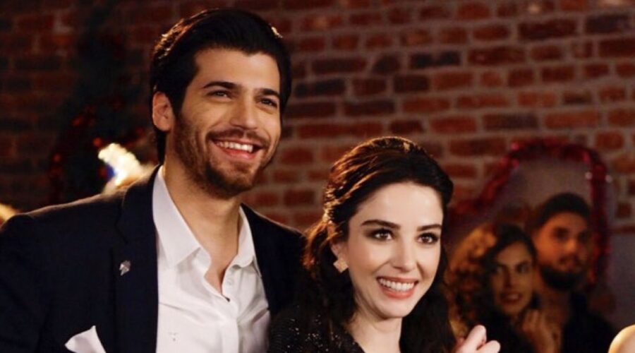 Da sinistra: Can Yaman (Ferit Aslan) e Özge Gürel (Nazmiye