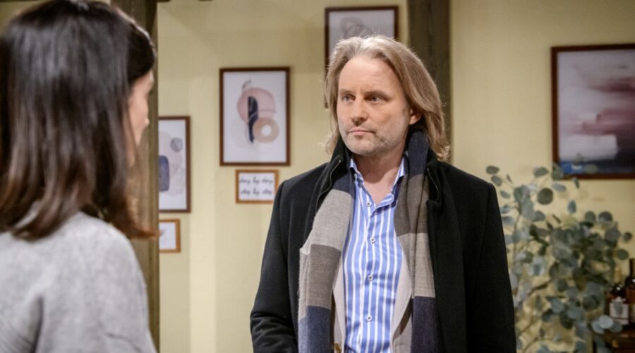 Da sinistra: Katrin Anne Hess (Carolin Lamprecht) e Erich Altenkopf (Michael Niederbühl) in una scena di “Tempesta D'Amore”. Credits: Das Erste/Rti Mediaset.