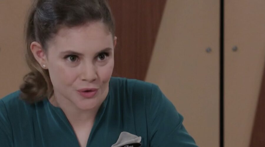 Elvira Camarrone (Clara Boscolo) in una scena della puntata 2 de 