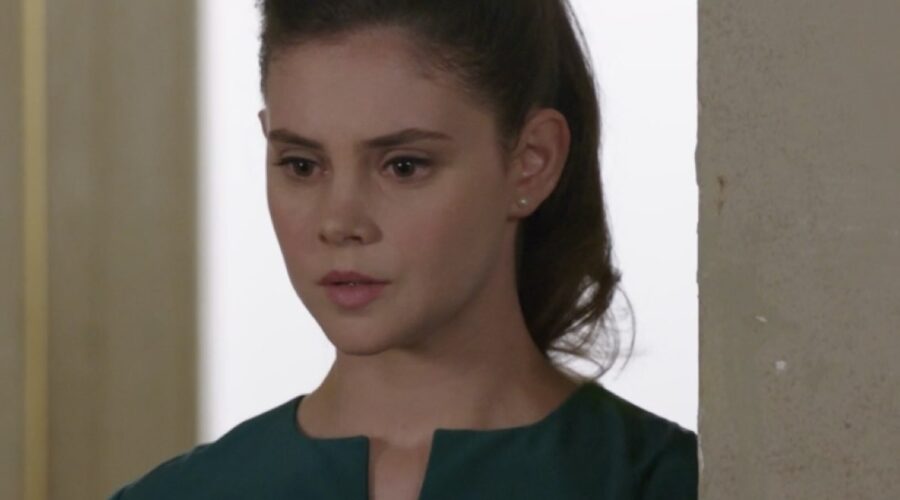 Elvira Camarrone (Clara Boscolo) in una scena della puntata 2 de