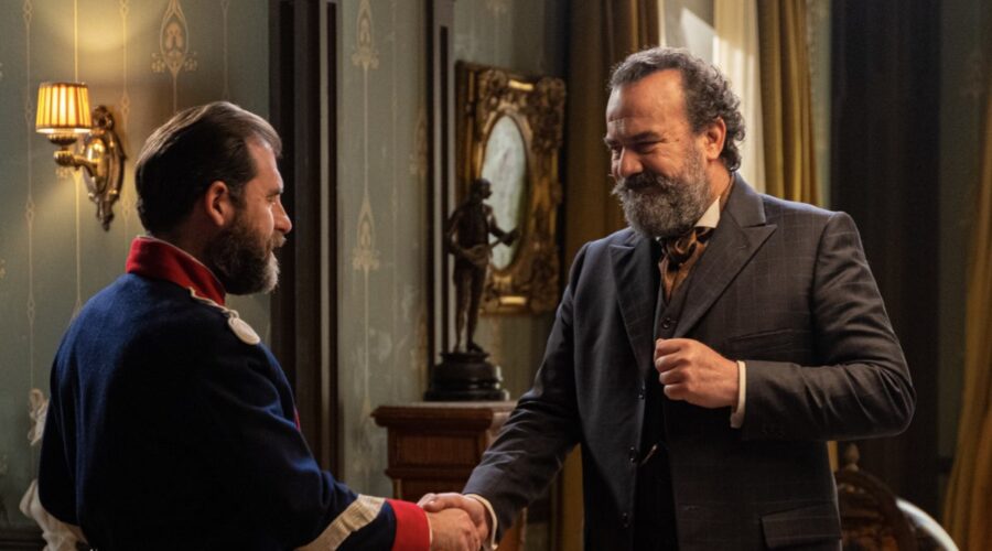 Da sinistra: Rafa De Vera (Conrado) e Manuel Regueiro (Alonso Luján) in una scena de “La Promessa” in onda su Canale 5. Credits: Bambú Producciones/RTVE/RTI Mediaset.