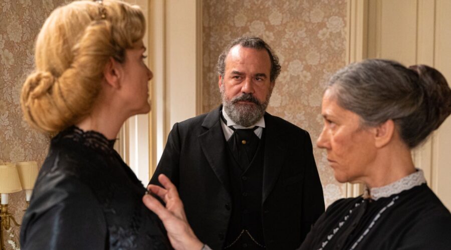 Da sinistra: Eva Martín (Cruz Ezquerdo), Manuel Regueiro (Alonso Luján) e Marga Martínez (Petra Arcos) in una scena de “La Promessa”. Credits: Bambú Producciones/RTVE/RTI Mediaset.