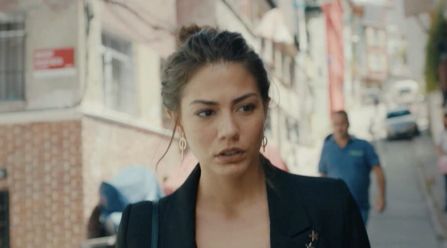Zeynep (Demet Ozdemir) in una scena della seconda stagione di “My Home My Destiny”, in streaming su Mediaset Infinity. Credits: Cattura schermo.
