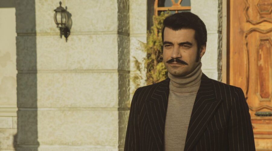 Murat Ünalmis (Demir) in una scena di