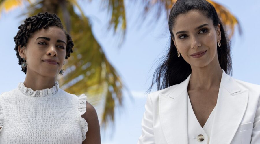 Da sinistra: Kiara Barnes e Roselyn Sánchez in una scena della seconda stagione di “Fantasy Island”. Credits: Sky Italia.