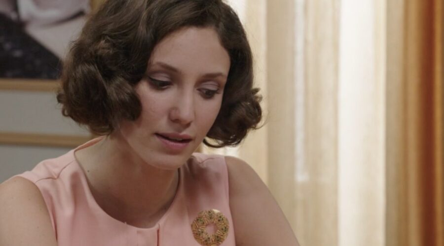 Lucrezia Massari (Flora Gentile Ravasi) in una scena della puntata 9 de