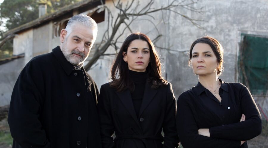 Da sinistra: Fortunato Cerlino (Don Luciano Corleone), Rosa Diletta Rossi (Maria Corleone) e Tosca D'Aquino (Santa Nisticò) in un posato per 