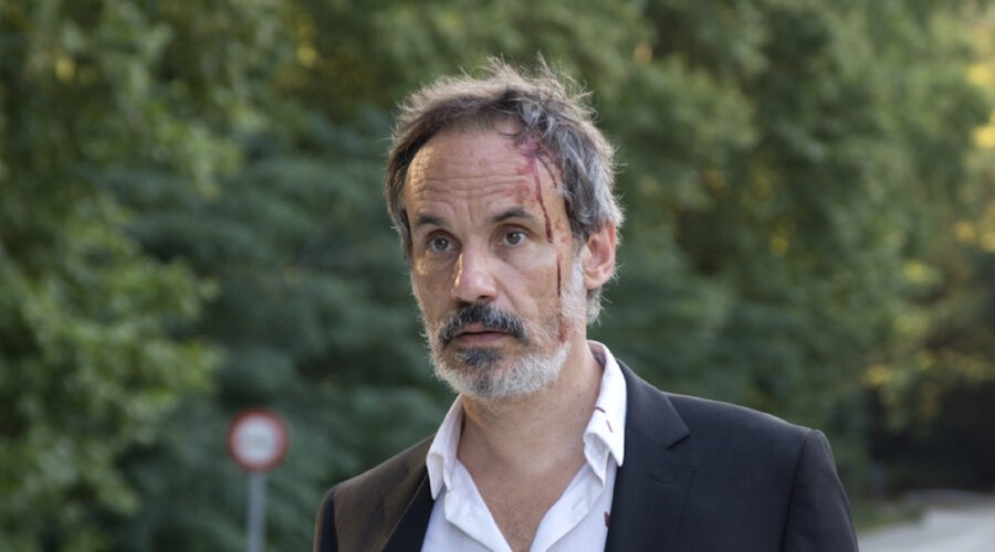 Francesc Garrido (Juan Elías) in una scena del primo episodio di “Io so chi sei