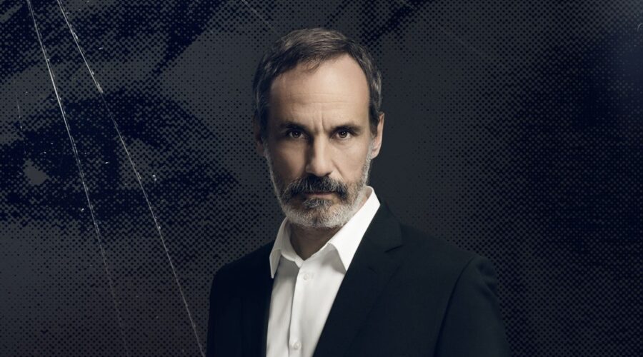 Francesc Garrido (Juan Elías) in un posato per “Io so chi sei